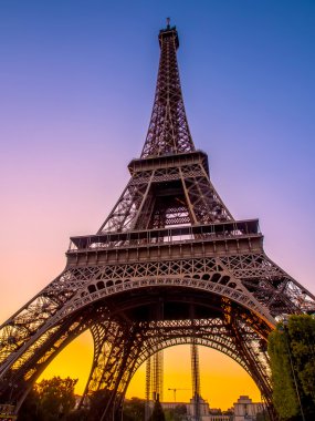 Ünlü Eyfel Kulesi Paris, Fransa'da zamanla twilight.