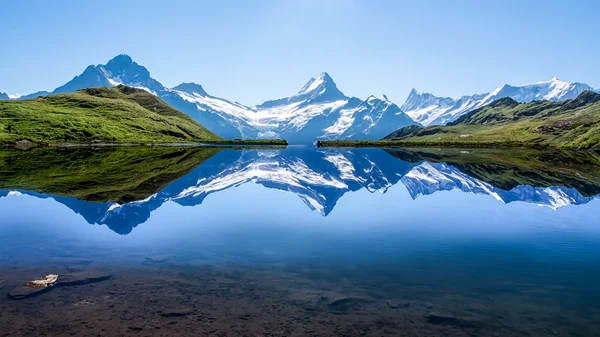 Reflejo del famoso Cervino en el lago, Zermatt, Suizlan —  Fotos de Stock