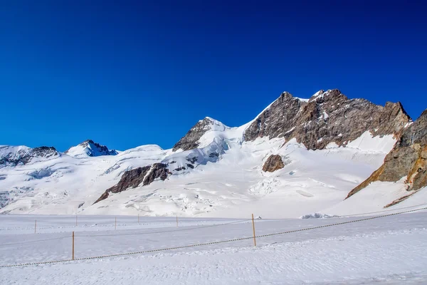 Hermoso paisaje alpino sobre el cielo azul dramático, Suiza —  Fotos de Stock