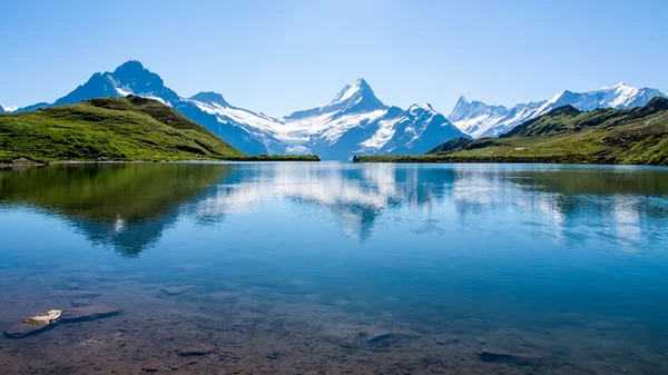 Reflexão do famoso Matterhorn no lago, Zermatt, Suíça — Fotografia de Stock