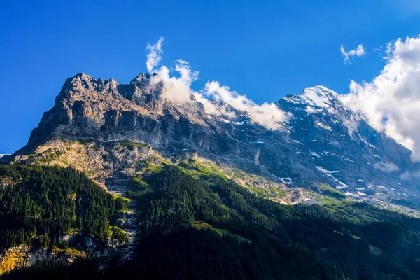 Krásné alpské krajiny, vliv modrá obloha, Švýcarsko. — Stock fotografie