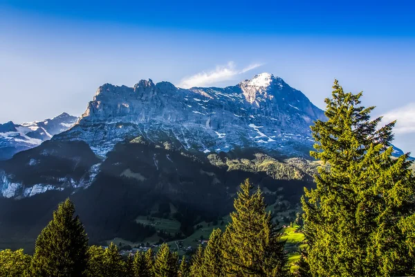 Güzel Alp peyzaj üzerinde mavi gökyüzü, İsviçre. — Stok fotoğraf