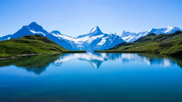 Odbicie na słynny szczyt Matterhorn w jeziorze, Zermatt, Szwajcaria — Zdjęcie stockowe