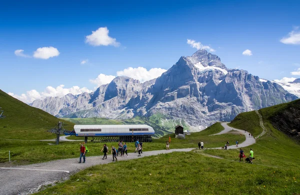 Célèbres montagnes Eiger, Monch et Jungfrau dans la région de Jungfrau — Photo