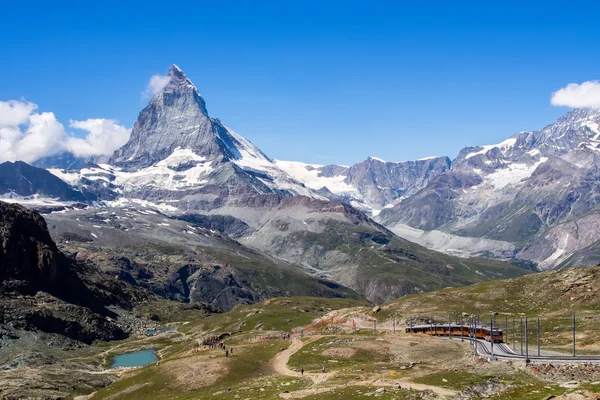 Matterhorns topp med ett tåg, Schweiz — Stockfoto