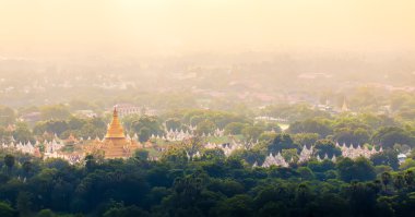 Kuthodaw Pagoda dünyanın en büyük kitap (taş kütüphane) olduğunu. Adam