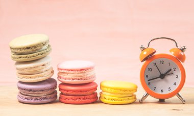 Macaroons ve çalar saat tablo, vintage fotoğraf stilize