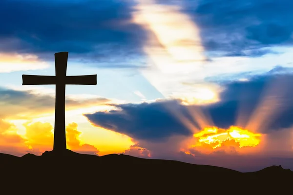 ray günbatımı gökyüzü ile dağda siluet çapraz.