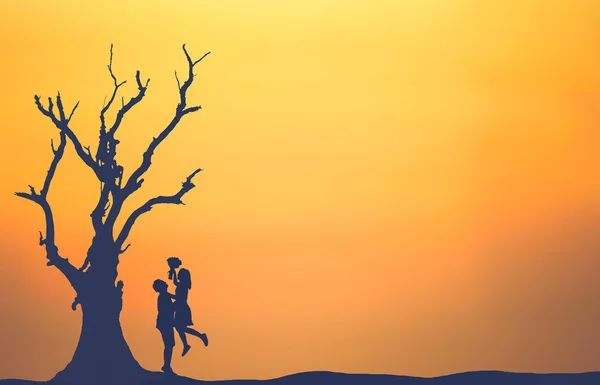 Σιλουέτα του ζευγάρι ερωτευμένος με το δέντρο στο ηλιοβασίλεμα. — Φωτογραφία Αρχείου