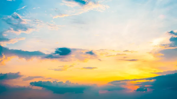 Himmel bei Sonnenuntergang und Wolkenhintergrund — Stockfoto