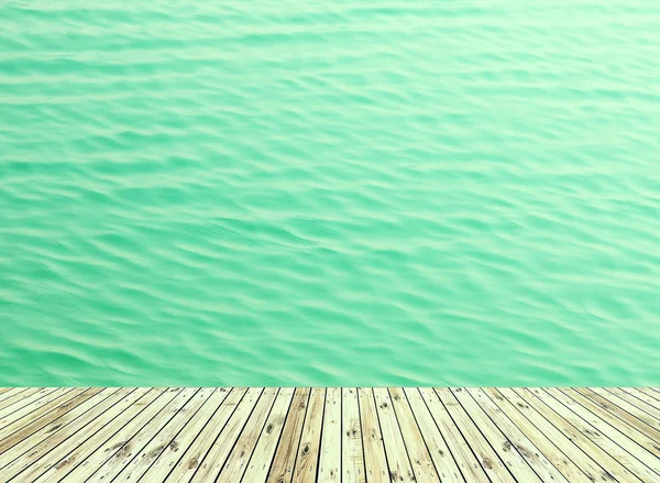 Blaues Wasser am Meer, Holzbrett im Vordergrund — Stockfoto
