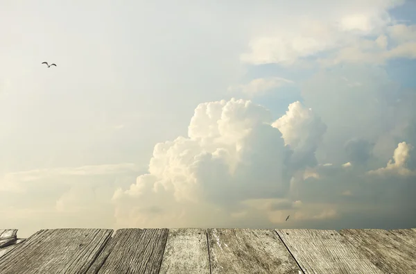 Ciel bleu avec nuage, planche en bois au premier plan — Photo