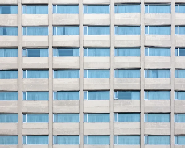 Flera fönster på en stor kontorsbyggnad — Stockfoto
