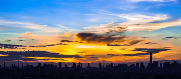 De silhouet van de stad tegen de hemel op een zonsondergang. Bangkok stad. — Stockfoto