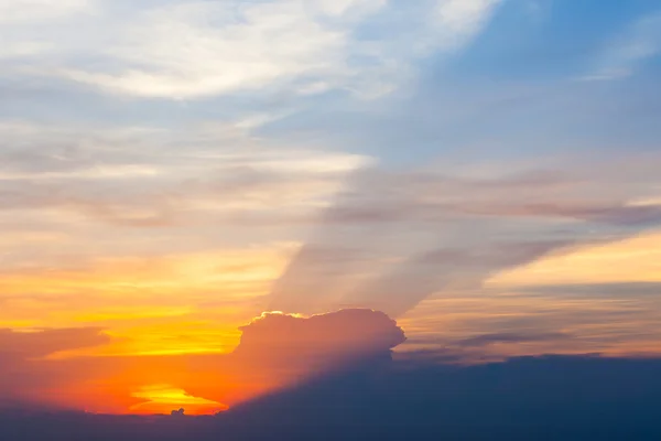 Sonnenuntergang mit Sonnenstrahlen am Himmel. — Stockfoto