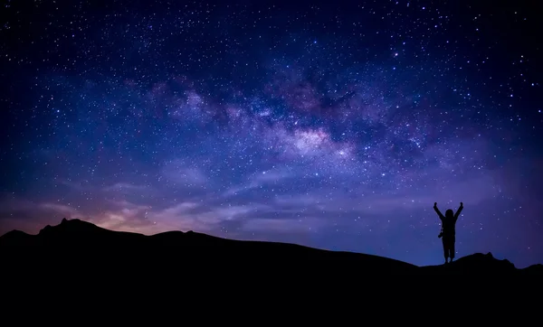 Silhouet van fotograaf op berg met Melkweg in de sk — Stockfoto