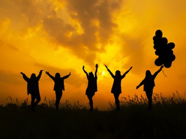 Hava balonları runing demet günbatımında tutan kontrast kız