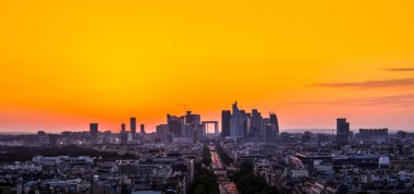 Paris'te günbatımı güzel gökyüzü ile.