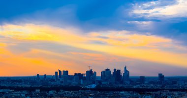 Paris'te günbatımı güzel gökyüzü ile.