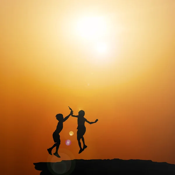 Groupe actif d'enfants passant du bon temps au coucher du soleil d'été — Photo