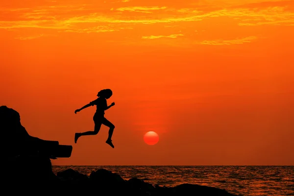 Silhouette saut se détendre au coucher du soleil — Photo