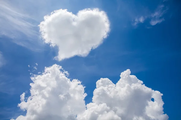 El corazón nubla el símbolo del amor . — Foto de Stock