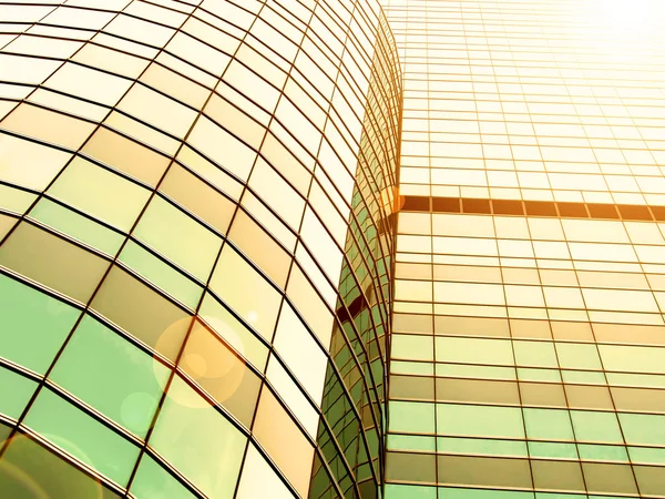 Reflexiones en edificio de oficinas con puesta de sol de luz cálida . —  Fotos de Stock
