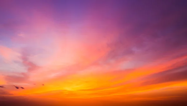 Sonra günbatımı gökyüzü. Muhteşem gökyüzü ve bulutlar güneşin son kirişler. — Stok fotoğraf