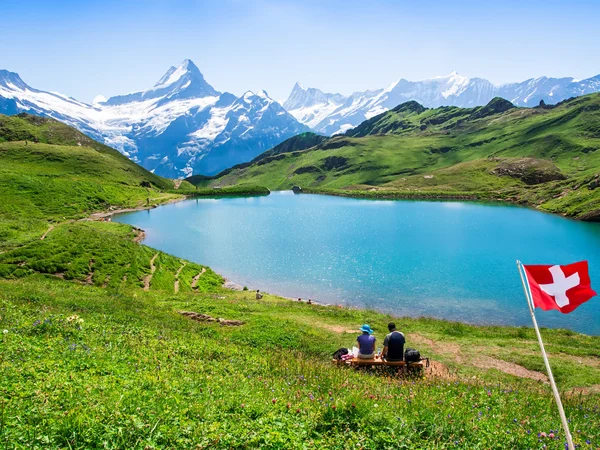 Romantickou scénu, odraz slavný Matterhorn v jezeře, Zer — Stock fotografie