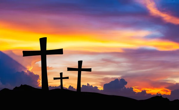 Хрест силует на горі з сутінковим небом . — стокове фото