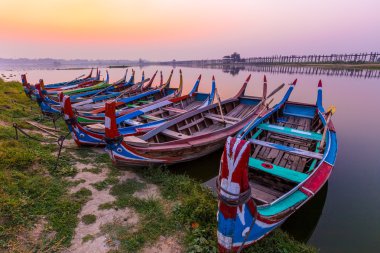 U olmak köprü tekne, Mandalay, Myanmar ile güneş doğarken.