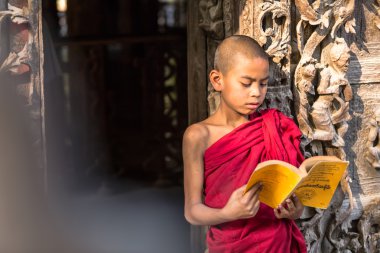 Mandalay, Myanmar-Şubat 18: ayakta ve Sh okuma genç rahipler