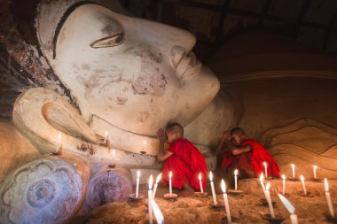 Bagan, Myanmar - 20 Şubat 2015: Güneydoğu Asya genç küçük Budd