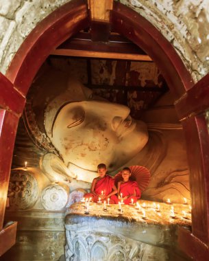 Bagan, Myanmar - 20 Şubat 2015: Güneydoğu Asya genç küçük Budd