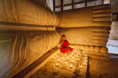 Bagan, Myanmar - 20 Şubat 2015: Güneydoğu Asya genç küçük Budd