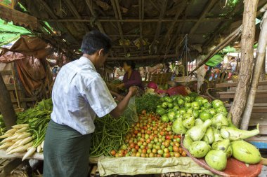 Bagan, Myanmar: 21 Şubat 2015: Yerel kadın satmak onların produ