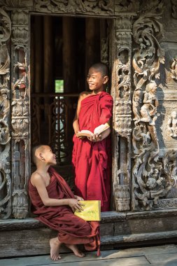 Mandalay, Myanmar - 18 Şubat: duran genç acemi rahipler ve göz
