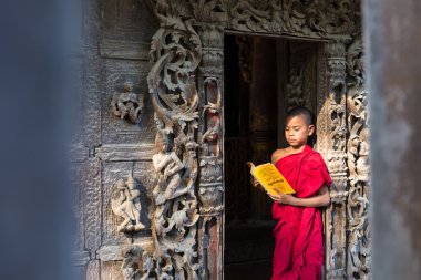 Mandalay, Myanmar-Şubat 18: ayakta ve Sh okuma genç rahipler