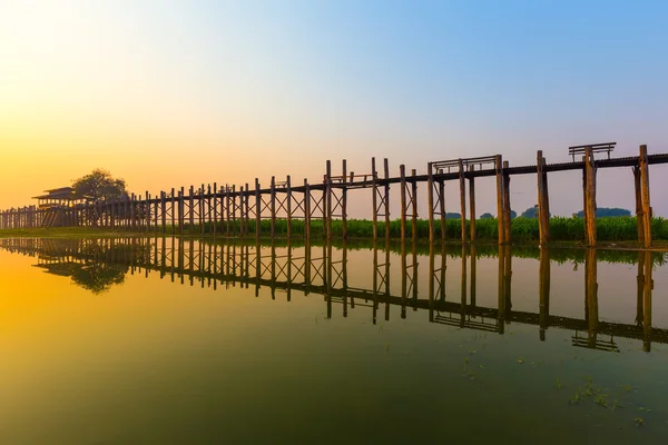 Схід сонця на U Бейн міст, дерев'яні тик міст, Амарапура, Мандала — стокове фото