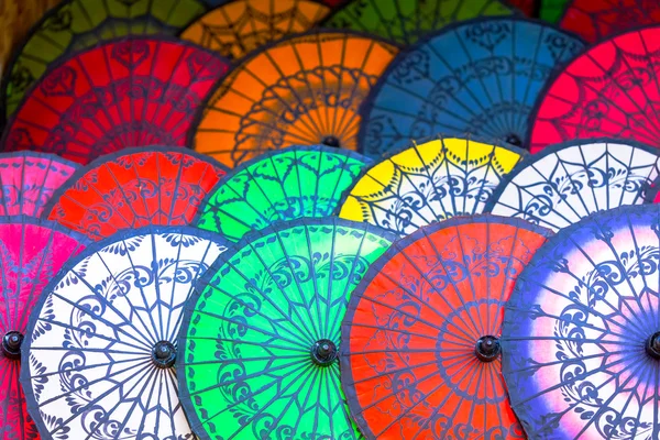 Kleurrijke paraplu's op straat markt in Bagan, Myanmar. — Stockfoto