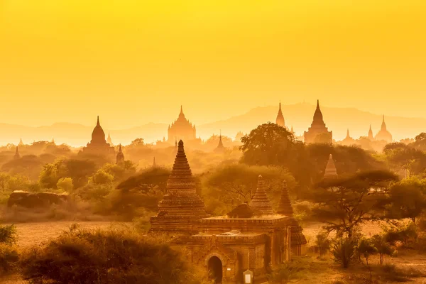 Tramonto su templi pagoda con nebbia di Bagan in Myanmar . — Foto Stock