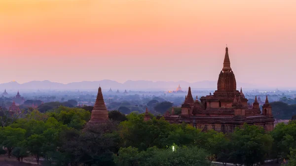 Ανατολή ηλίου πάνω από την αρχαία Bagan, Μιανμάρ — Φωτογραφία Αρχείου