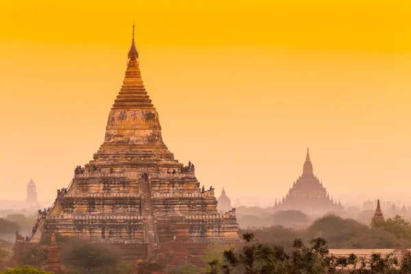 Salida del sol sobre la antigua Bagan, Myanmar — Foto de Stock