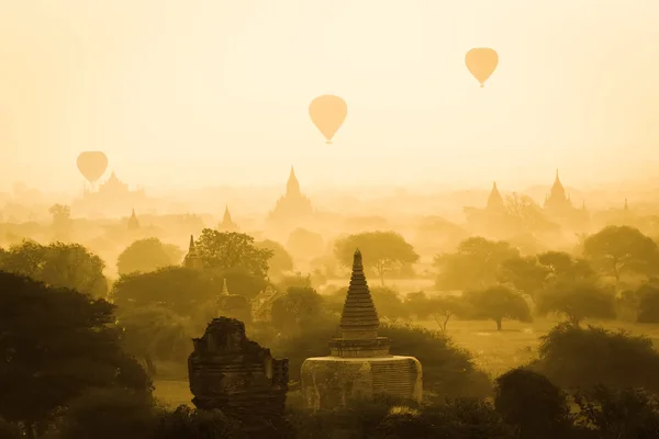 Luftballong över Bagan dimmiga morgonen, Myanmar — Stockfoto