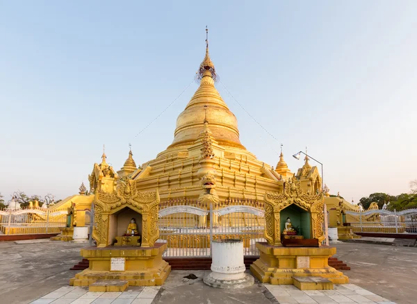 Золота пагода Kuthodaw temple, Mandalay, М'янма — стокове фото