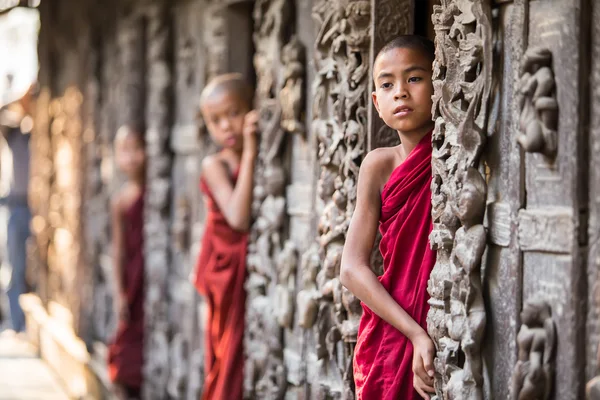 MANDALAY, MYANMAR- FEB 18: Young monks standing and looking at S — стоковое фото