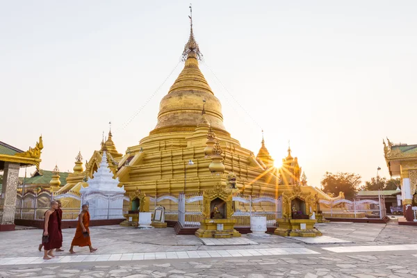 Мандалай, М'янмі-Лютий 18: Відкритий великих золота пагода в Lo Маха — стокове фото