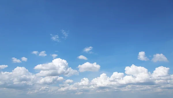 Cielo azul con primer plano de nubes. — Foto de Stock