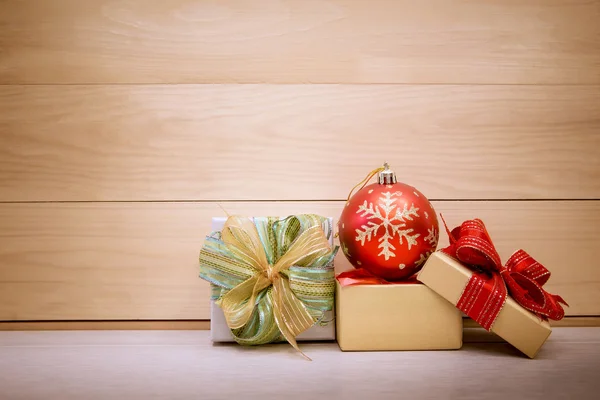 Decoración de Navidad sobre tabla de madera —  Fotos de Stock