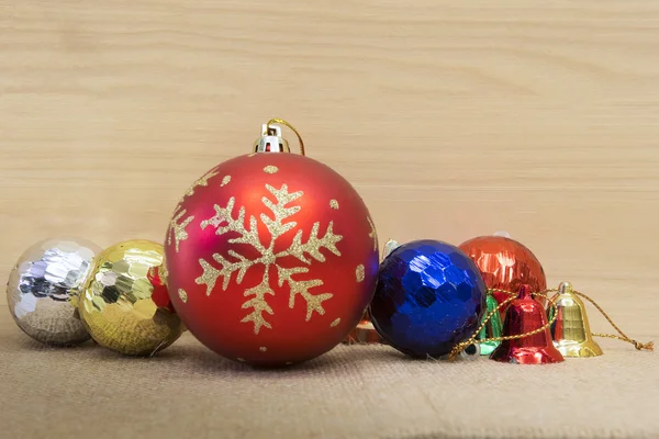 Vánoční dekorace na dřevěné desce Royalty Free Stock Obrázky